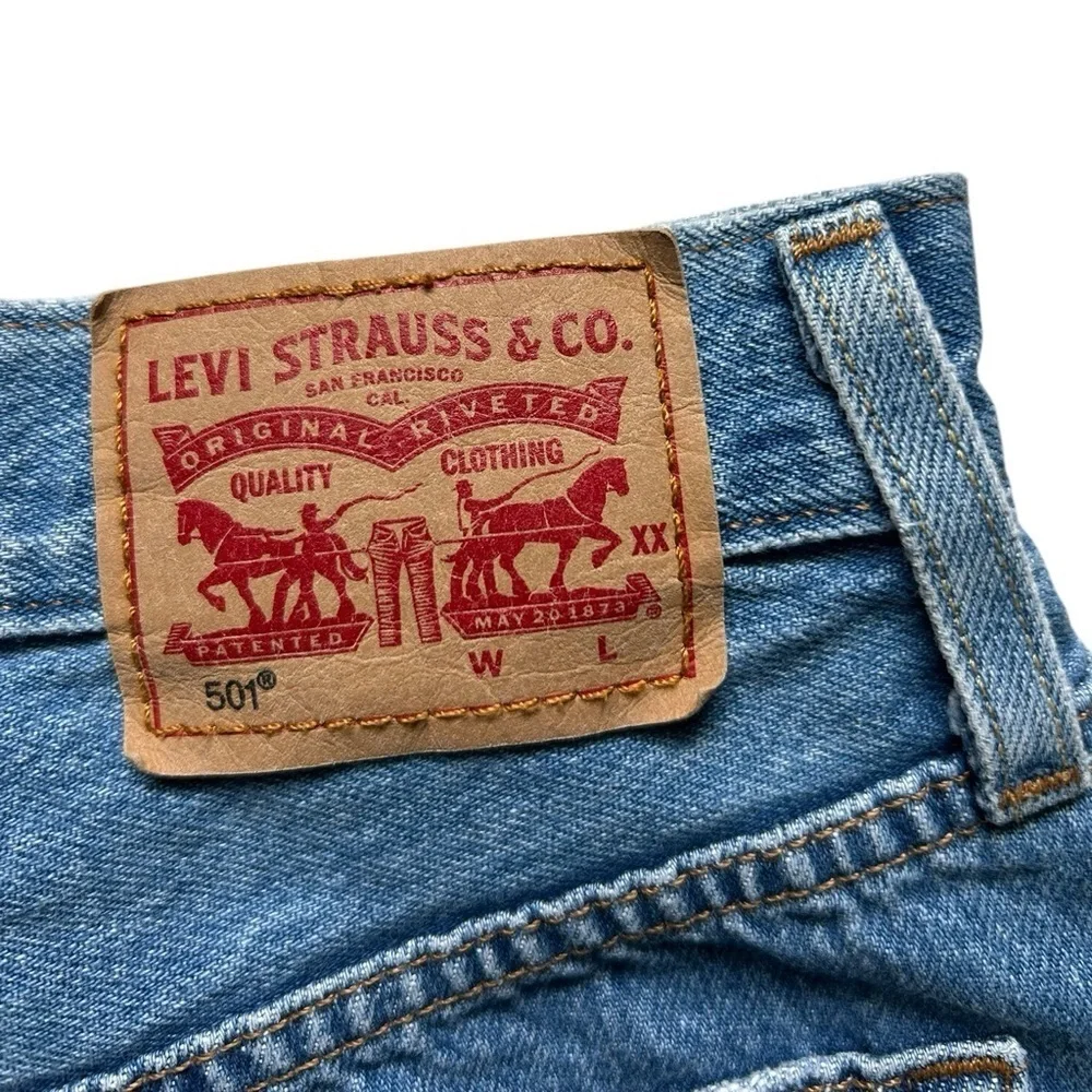 Levi’s 501 Button fly Raw Distressed Hem Medium Wash Denim Jean Shorts Size 28